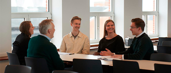 Ministeriet består af departementet og Uddannelses- og Forskningsstyrelsen. Bliv klogere på, hvordan det er at arbejde hos os, og hvad du kan forvente som medarbejder i ministeriet.