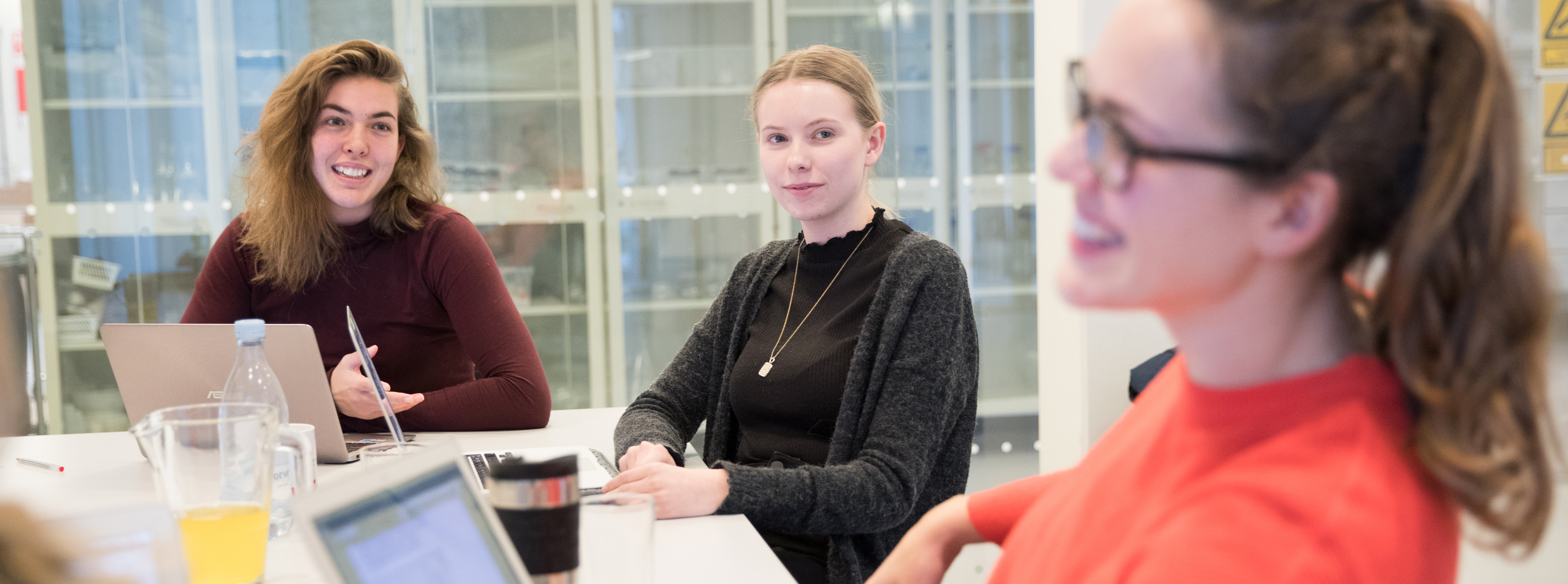 Læs mere om dine muligheder for at blive studentermedhjælper, kontorelev eller praktikant i ministeriet, herunder om vilkår og eventuelle spørgsmål du kan have i denne forbindelse. Du kan også kontakte os, hvis du vil bruge os som samarbejdspartner til en projektopgave eller dit speciale.