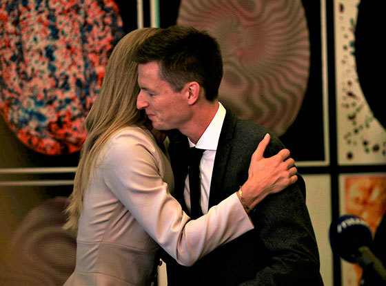 Jesper Petersen og Ane Halsboe-Jørgensen ved overdragelsen i Uddannelses- og Forskningsministeriet