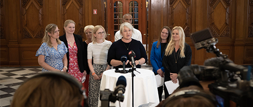 Doorstep i Uddannelses- og Forskningsministeriet med ministeren og forligspartierne - panelbillede