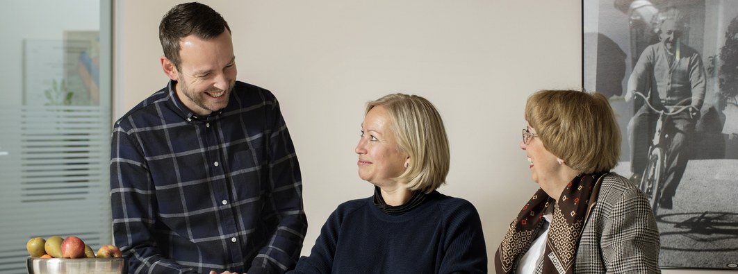 Få overblik over, hvordan du sender os en ansøgning og forløbet fra du sender ansøgningen, til du bliver ansat eller får afslag.